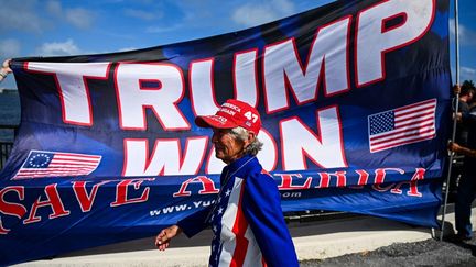 Des supporters de Donald Trump près de sa résidence à Mar-a-Lago, en Floride, le 6 novembre 2024. (CHANDAN KHANNA / AFP)