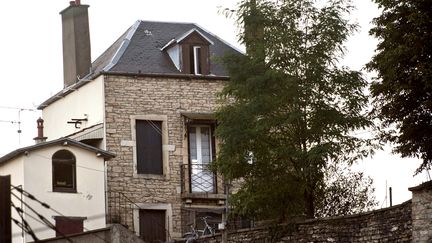 Vue de la maison o&ugrave; un homme arm&eacute; a s&eacute;questr&eacute; les parents de son ex-concubine, avant de tuer son ex-belle-m&egrave;re et de se suicider, lundi&nbsp;6 ao&ucirc;t 2012 &agrave; Dijon. (ARNAUD FINISTRE / AFP)