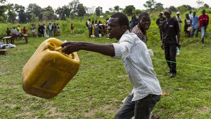 Un homme s'&eacute;nerve lors d'une distribution de nourriture organis&eacute;e par le Programme alimentaire mondial &agrave; Bangui (Centrafrique), le 13 d&eacute;cembre 2013. (FRED DUFOUR / AFP)