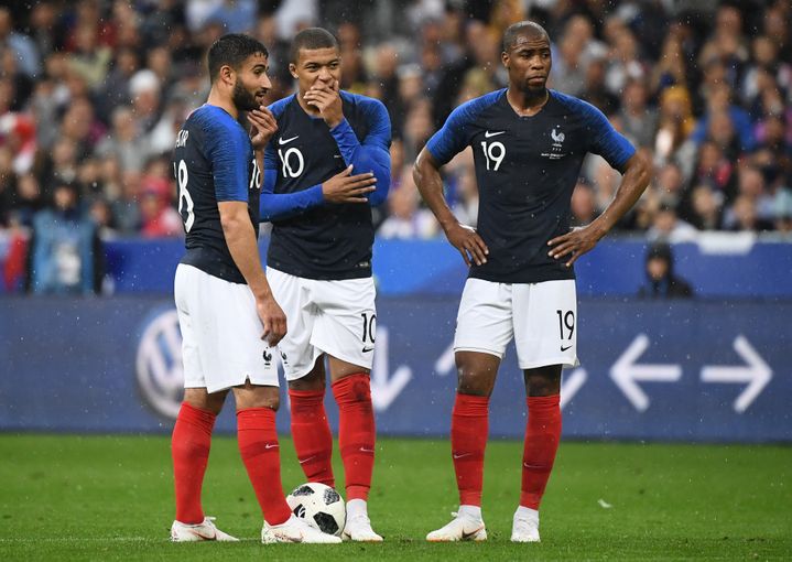 Les Français Nabil Fekir, Antoine Griezmann et Djibril Sidibé lors d'un match amical contre l'Irlande au Stade de France à Saint-Denis (Seine-Saint-Denis), le 28 mai 2018. (FRANCK FIFE / AFP)