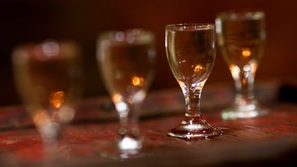 Des verres de&nbsp;baijiu, un alcool fort chinois&nbsp;à base de céréales,&nbsp;servis dans un bar de Pékin en Chine, le 22 juin 2017. (THOMAS PETER / REUTERS)