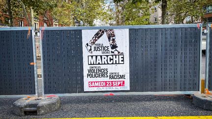 Une affiche pour la marche pour la justice sociale, contre le racisme et les violences policières, photographiée le 19 septembre 2023 à Paris. (AMAURY CORNU / HANS LUCAS / AFP)