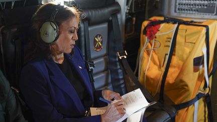 Kamala Harris peaufine son discours à bord de l'hélicoptère vice-présidentiel, le 20 août 2024, avant un meeting à Milwaukee (Wisconsin). (KEVIN LAMARQUE / AFP)