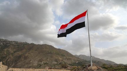 Un drapeau du Yémen flotte dans la ville de Taez, le 19 juillet 2021. Photo d'illustration. (AHMAD AL-BASHA / AFP)