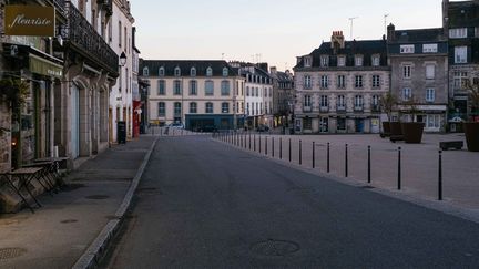 Le premier jour de l'application du couvre-feu à 19 heures à Vannes (Morbihan), le 20 mars 2021. (MATHIEU MENARD / HANS LUCAS / AFP)