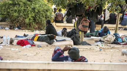 Des personnes en provenance de pays d'Afrique subsaharienne vivent dans des conditions difficiles, le 9 août 2023, à Sfax, en Tunisie. (YASSINE GAIDI / ANADOLU AGENCY / AFP)