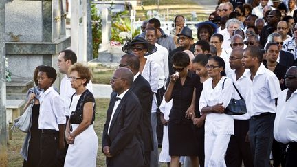 Les proches de Maurice M&eacute;thon, lors de son enterrement en septembre 2011 en Guyane. (JODY AMIET / AFP)