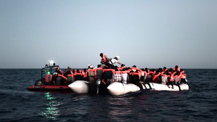 Des migrants sont secourus pour être emmenés à bord de l'"Aquarius", le 9 juin 2018. (KARPOV / SOS MEDITERRANEE)