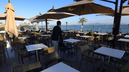 Un serveur dans un restaurant vide à Tunis en Tunisie, le 15 mars 2020.&nbsp; (FETHI BELAID / AFP)