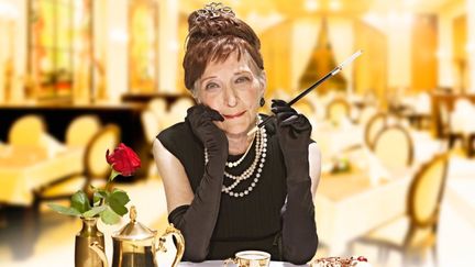 Marianne Brunsbach, 86 ans, dans le r&ocirc;le d'Audrey Hepburn dans "Diamants sur canap&eacute;".&nbsp; (INTERNATIONAL.CONTILIA.DE)