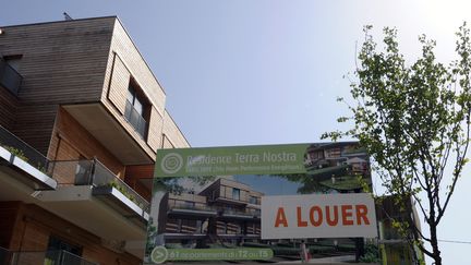 Un panneau de location devant un immeuble à Toulouse. (PASCAL PAVANI / AFP)