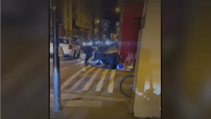 Images amateur de l'accident impliquant un scooter et un véhicule de police le 13 avril 2023 à Paris, rue de Bagnolet (Capture écran France Télévision)