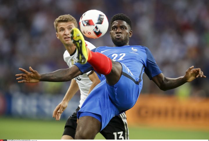 Samuel Umtiti au duel avec l'Allemand Thomas Müller, le 7 juillet 2016 au stade Vélodrome de Marseille. (PIXXMIXX / PIXATHLON / SIPA)