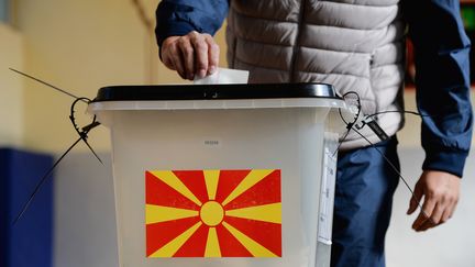 Un homme vote lors du référendum à Skopje, en Macédoine, le 30 septembre 2018. (SPUTNIK / AFP)