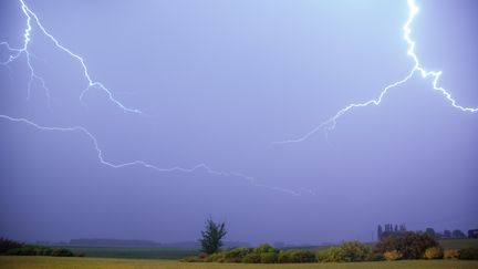 Un orage s'abat sur la commune de Vennecy (Loiret), le 1er juin 2016.&nbsp; (CITIZENSIDE/SÉBASTIEN² RICHARD / CITIZENSIDE / AFP)