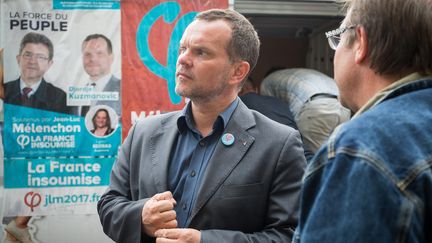 Djordje Kuzmanovic et des représentants de La France insoumise manifestent devant la Société générale, le 2 juin 2017 à Lens (Pas-de-Calais). (MAXPPP)