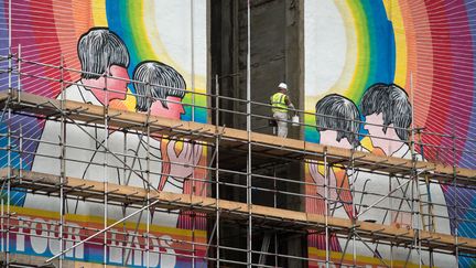 Peinture murale de Judy Chicago inspirée par Sgt. Pepper des Beatles, sur les murs d'un silo à grain abandonné à Liverpool, à l'occasion des 50 ans de l'album mythique
 (Oli Scarff / AFP)