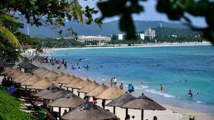 Des touristes sur une plage de Sanya, sur l'île de Hainan dans le sud de la Chine, le 6 octobre 2020. (GUO CHENG / XINHUA / AFP)