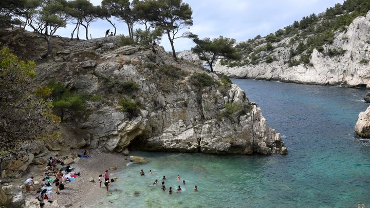 La calanque de Sugiton dans le parc national des calanques à Marseille, le 24 juin 2022. (NICOLAS TUCAT / AFP)