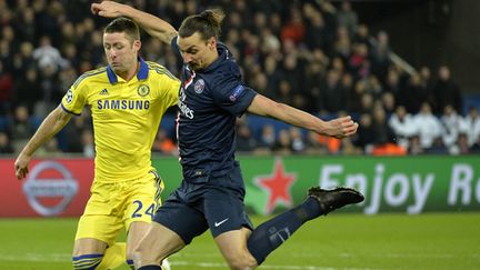 Zlatan Ibrahimovic (PSG) à la lutte avec Gary Cahill (Chelsea) (MIGUEL MEDINA / AFP)