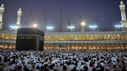 Des pèlerins musulmans autour de la Kaaba accomplissent le pèlerinage de la omra, dans la ville sainte de La Mecque, en Arabie Saoudite, le 17 juin 2012. (FAYEZ NURELDINE / AFP)