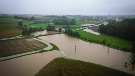 Les champs de Neukirchen an der Enknach (Autriche) sont envahis par les eaux, le 14 septembre 2024. (DANIEL SCHARINGER / APA / AFP)