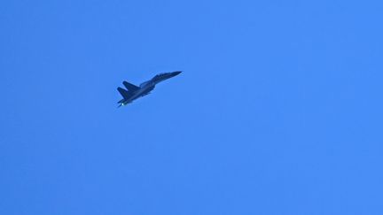 Un avion militaire chinois vole au-dessus de l'île Pingtan, près de Taïwan, le 6 août 2022. (HECTOR RETAMAL / AFP)