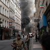 De la fumée s'échappe des décombres d'un immeuble qui s'est effondré au 275-277 rue Saint-Jacques, dans le 5e arrondissement à Paris, le 21 juin 2023. (ABDULMONAM EASSA / AFP)