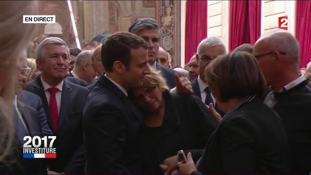 Emmanuel Macron réconforte la mère d'une militante En marche ! récemment décédée