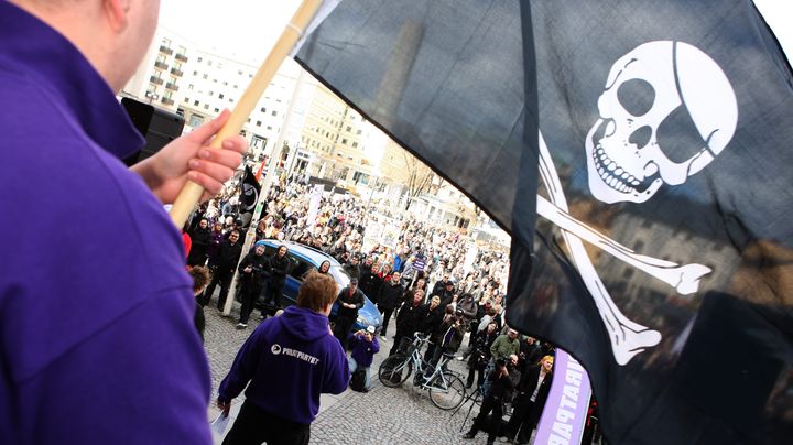 Des soutiens du site The Pirate Bay manifestent &agrave; Stockholm (Su&egrave;de), le 18 avril 2009, apr&egrave;s la condamnation des fondateurs du site. (FREDRIK PERSSON / SCANPIX SWEDEN / AFP)