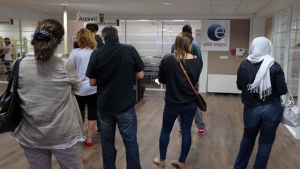 File d'attente dans un Pôle emploi de Pontault-Combalt (Seine-et-Marne). (JACQUES DEMARTHON / AFP)