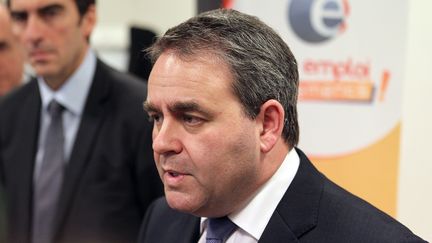 Xavier Bertrand, ministre du Travail, de l'Emploi et de la Sant&eacute;&nbsp;dans une agence P&ocirc;le emploi &agrave; Reims (Marne), mardi 27 d&eacute;cembre 2011. (FRANCOIS NASCIMBENI / AFP)