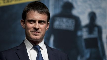 Le ministre de l'Int&eacute;rieur, Manuel Valls, lors de l'inauguration de l'exposition "Cent ans de la police judiciaire &agrave; Paris", le 8 novembre 2013 au Champ de Mars, &agrave; Paris. (KENZO TRIBOUILLARD / AFP)