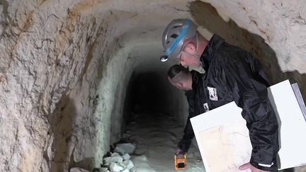 Un tunnel abandonné datant de la Première Guerre mondiale&nbsp;a été décelé à Moulin-sous-Touvent (Oise), il y a quelques semaines. Une découverte qui fait le bonheur des passionnés à l'origine de cette trouvaille. Reportage. (CAPTURE ECRAN FRANCE 2)