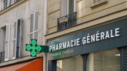 Une pharmacie dans le 6e arrondissement de Paris. (GILLES TARGAT / AFP)