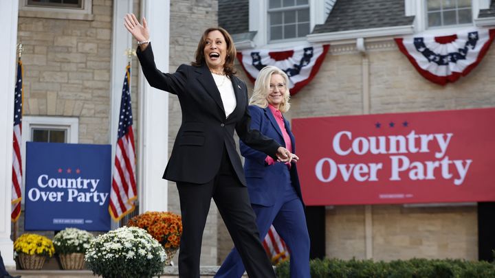 Kamala Harris et Liz Cheney devant une banderole "Le pays avant les fêtes"le 3 octobre 2024, lors d'un meeting à Ripon (Wisconsin). (KAMIL KRZACZYNSKI / AFP)