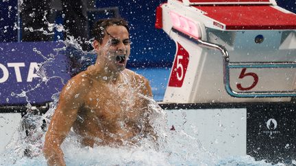 Médaillé d'or en 400 m nage libre, le Français Ugo Didier peut laisser éclater sa joie dans la piscine des Jeux paralympiques de Paris, le 29 août 2024. (FRANCK FIFE / AFP)