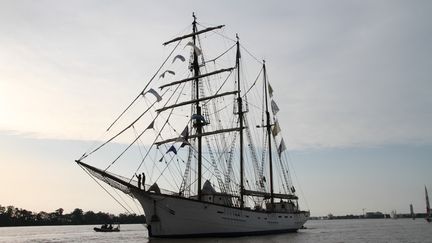 Trois mâts-goélette, ancien terre-neuvier remontant la Garonne en direction de Bordeaux.&nbsp; (FRÉDÉRIC FLEUROT / FRANCE-BLEU GIRONDE)