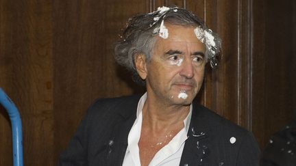 Bernard-Henri Lévy victime à nouveau de l'entarteur Noël Godin le 30 mai 2015 à Namur, en Belgique.
 (ANTHONY DEHEZ / BELGA MAG / BELGA/AFP)