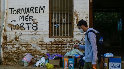 Il y a un mois, des pluies diluviennes s’abattaient sur les rues de Paiporta, près de Valence, en Espagne. (JOSE JORDAN / AFP)