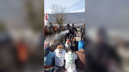 Capture d'écran d'une image diffusée par Extinction Rebellion sur Facebook, après leur action à Chambéry. (EXTINCTION REBELLION  / FACEBOOK)