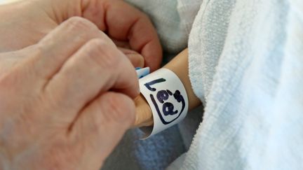 Un bracelet de naissance avec le nom de Léo, à l'hôpital de Colmar (Haut-Rhin), le 24 janvier 2022. (Vanessa MEYER / L'ALSACE / MAXPPP)