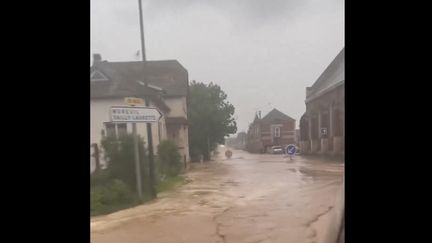 Des images des coulées de boues mardi 21 mai 2024 à  Étinehem-Méricourt (Somme) diffusées sur X. (CAPTURE D'ECRAN)