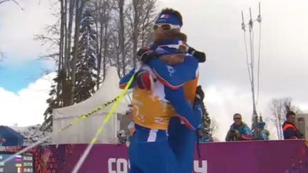 Benjamin Daviet et Thomas Clarion&nbsp;après avoir remporté la médaille de bronze dans le relais ouvert 4x2,5 km, le 15 mars 2014, aux Jeux paralympiques de Sotchi. (FRANCETV SPORT)