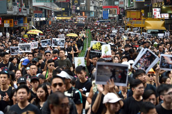 Manifestation g"ante&nbsp;dans les rues d'Hong Kong, le 16 juin 2019. (HECTOR RETAMAL / AFP)