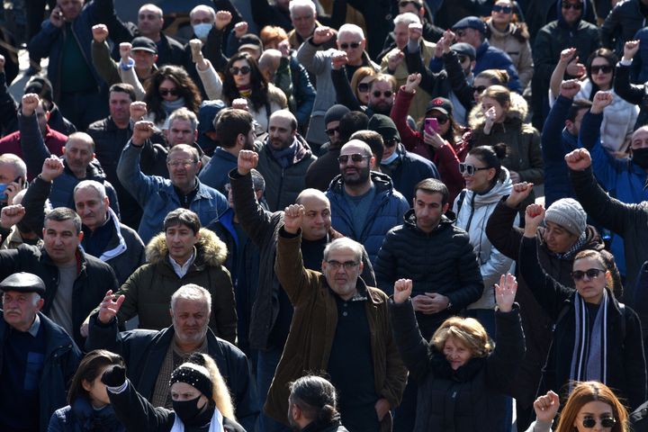 Des manifestants demandent la démission du Premier ministre arménien, Nikol Pachinian, à Erevan, vendredi 26 février 2021.&nbsp; (KAREN MINASYAN / AFP)