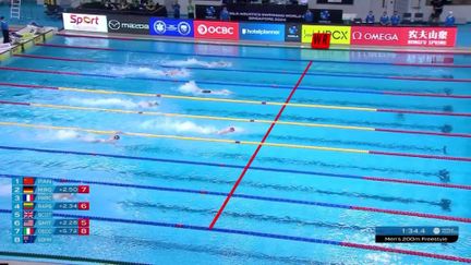 Grâce à ses coulées fantastiques, Léon Marchand prend la deuxième place du 200m nage libre en 1:40.91. Le Français bat son propre record et se classe derrière Duncan Scott. Avec un temps de 1:39.83, le Britannique est le 4e nageur de l'histoire à passer sous les 1:40.00.