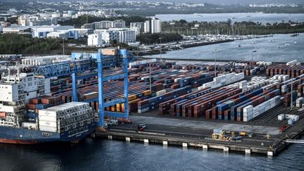 Le port commercial de Fort-de-France (Martinique), le 15 juin 2022. (STEPHANE DE SAKUTIN / AFP)