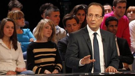 François Hollande, sur le plateau de "Des paroles et des actes". (THOMAS SAMSON / AFP)