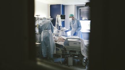 Une chambre du service des soins intensifs de l'hôpital Jacques-Cartier, à Massy (Essonne), le 9 avril 2020. (YANN CASTANIER / HANS LUCAS / AFP)